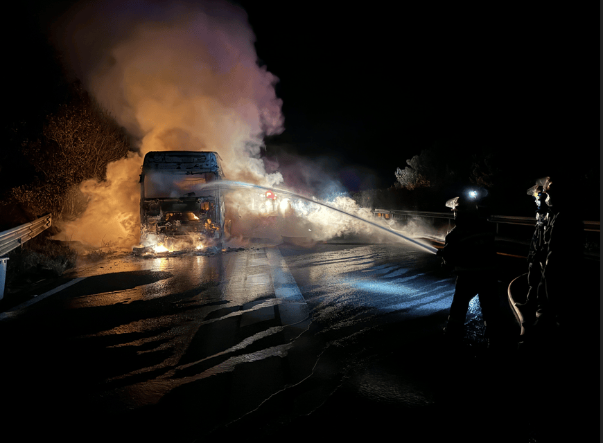 荷兰乙组联赛
_司机往后视镜一看荷兰乙组联赛
,糟了!670万元货物“葬身火海”