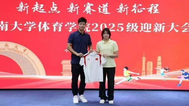 全红婵已到暨南大学报到谢周三 vs 布里斯托城,与体育学院院长苏炳添合影留念 | 谢周三 vs 布里斯托城