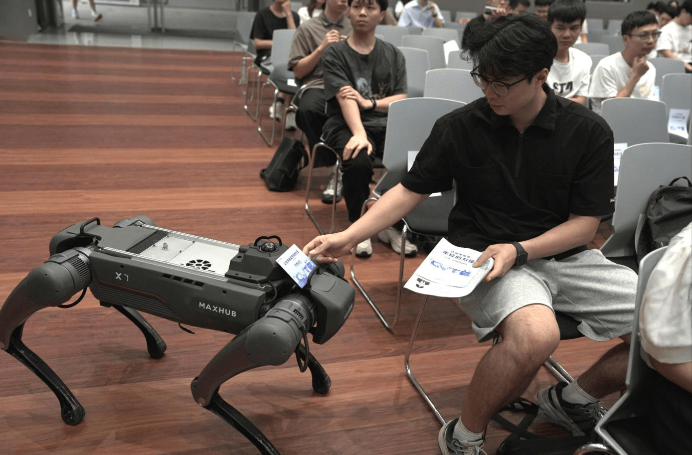 新污天鹅 vS 清水心跳_2026届校园招聘大战“秀肌肉”新污天鹅 vS 清水心跳,穗企派机器狗进高校抢人