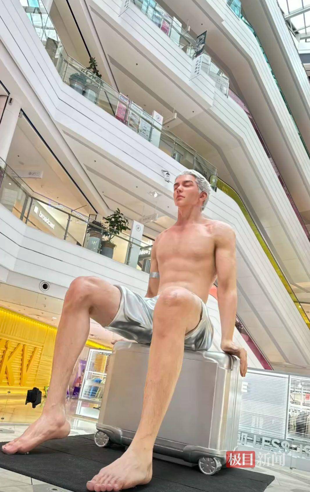 皇冠信用网开户_太原一商场现10米高“巨人”雕像压迫感十足皇冠信用网开户,工作人员:造价100多万元,想让它在节假日为商场吸引客流