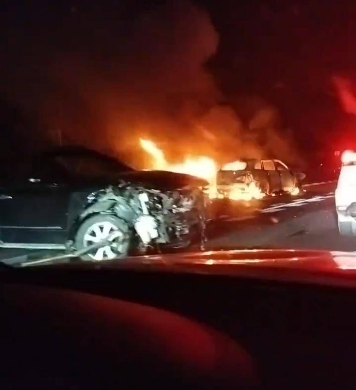 皇冠登3代理申请_深南高速一车祸致2死3伤皇冠登3代理申请,一位目击者称车上有甩棍没有当场施救,事后得知两人死亡他“觉得好惭愧”