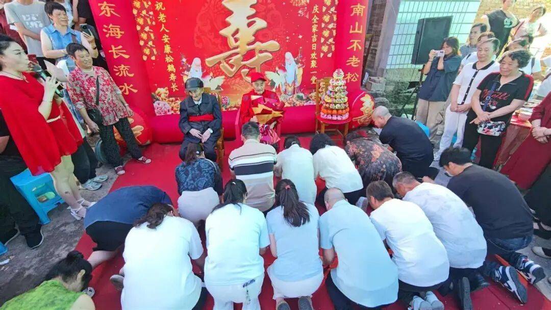 皇冠信用盘账号开通_重庆103岁哥哥参加100岁弟弟生日宴皇冠信用盘账号开通，家人：他俩粗茶淡饭从不挑食，家族有长寿基因