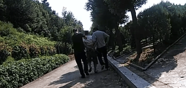 皇冠信用盘网址_诡异!浙江男子独自前往公墓皇冠信用盘网址,偷偷塞了一大笔钱!民警顺藤摸瓜还搜出了假发、人脸面具……