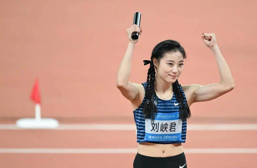 皇冠信用登1
_“夺冠能偷偷亲你一下不?”十五运会上皇冠信用登1
,这对田径CP的赛场之吻甜上热搜!