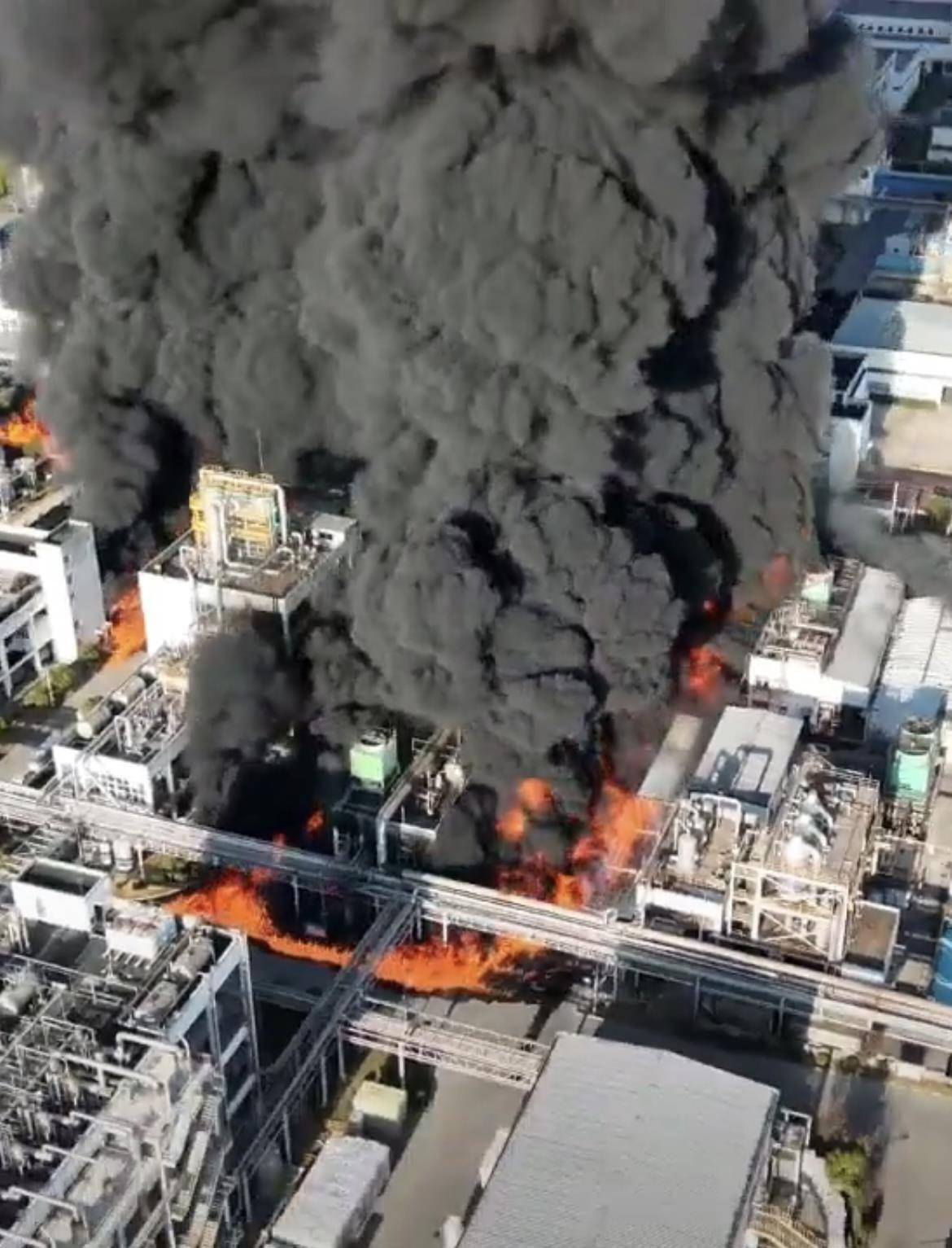 正版皇冠信用盘开户_黄山市一化工园区工厂失火正版皇冠信用盘开户，现场浓烟滚滚并伴随有爆炸声，当地紧急救援