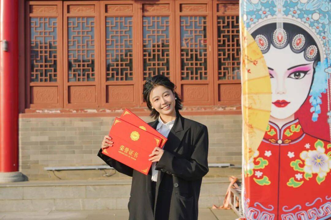 皇冠d盘_罗雨欣（武汉女大学生）皇冠d盘，剪掉37厘米长发！原因公开